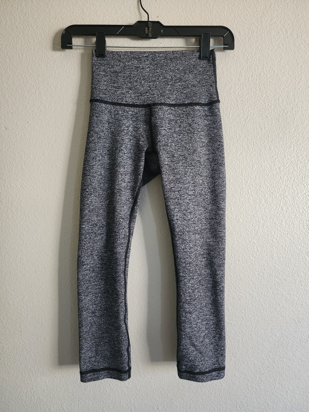 lululemon athletica Womens Size 2 Gray And Black Capri